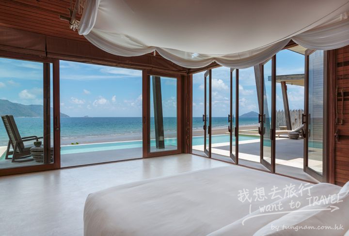 975x660_03_ocean_front_3_bedroom_villa_master_bedroom