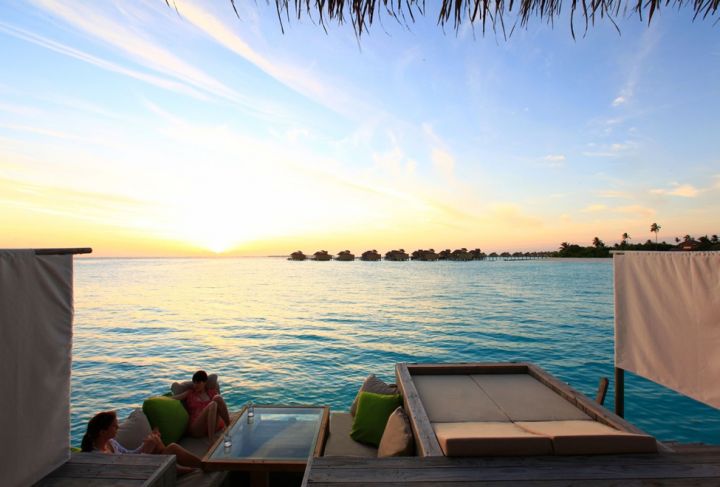 975x660_13_water_villa_deck_sunset