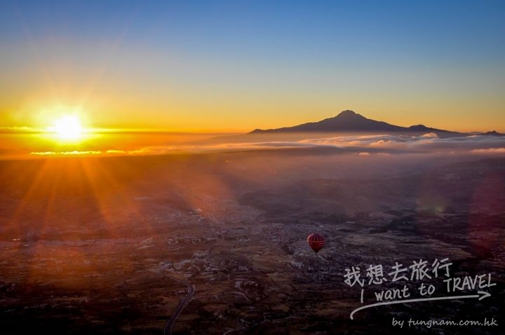 Turkey-Cappadocia-hot-air-balloon-at-sunrise-1