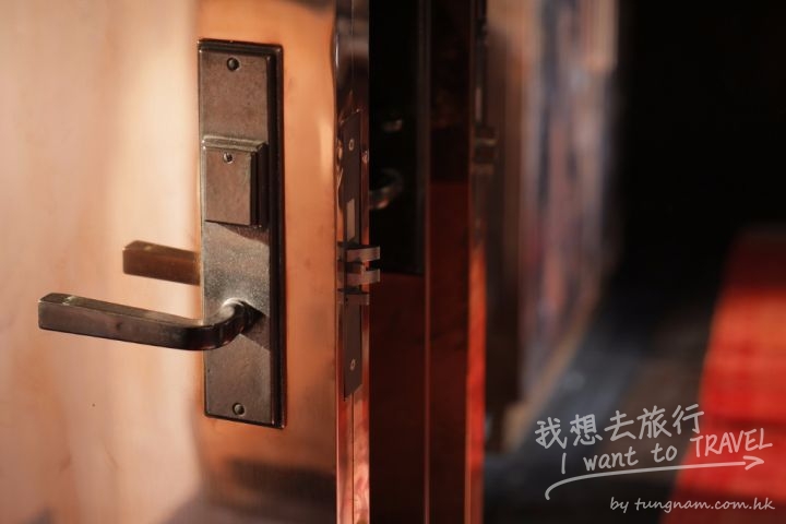 客房紅銅門