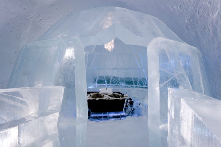 royal-bedroomin-ice-hotel