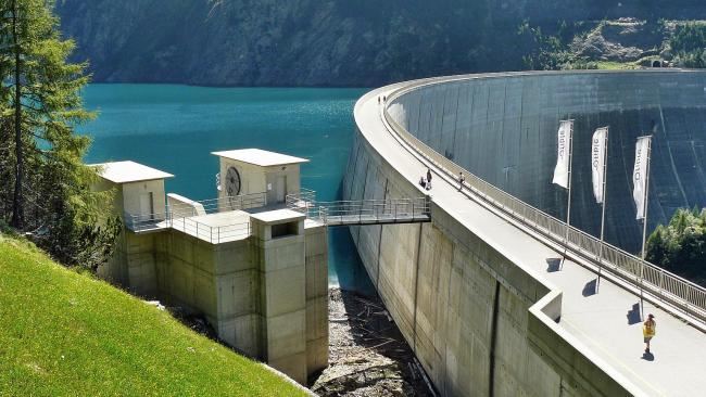 Staumauer_Val_Luzzone_hoechste_kuenstl_Freeclimbing_Wand