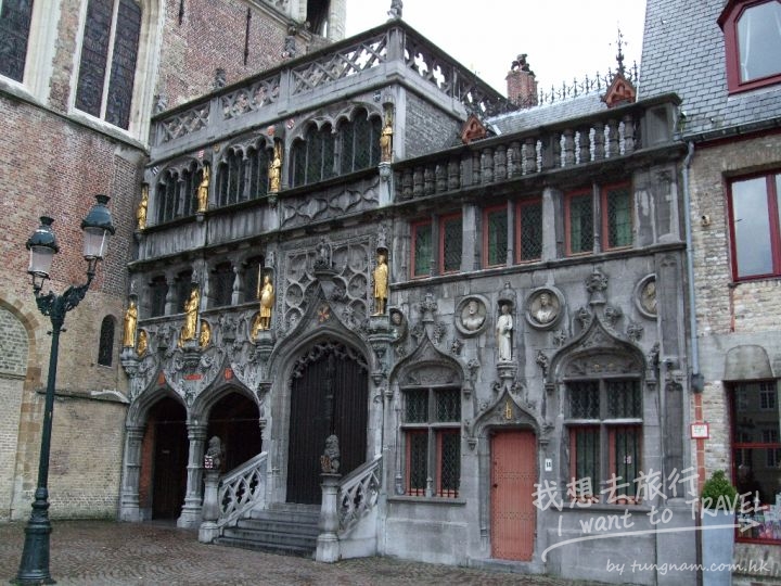 Basilica_of_the_Holy_Blood_-_Saint-Baselius_Chapel,_Bruges,_Belgium.