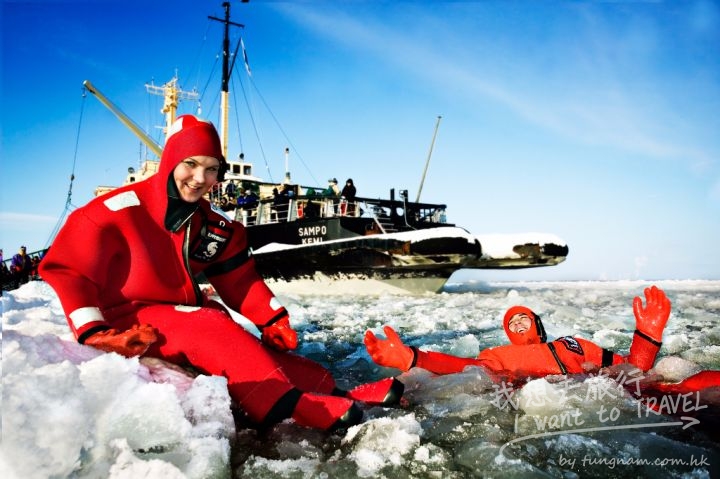 sampo-icebreaker-swimmer