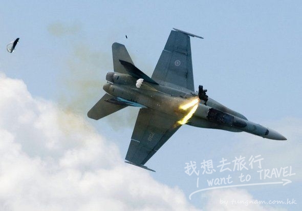 pilot-ejects-in-the-last-moment-02