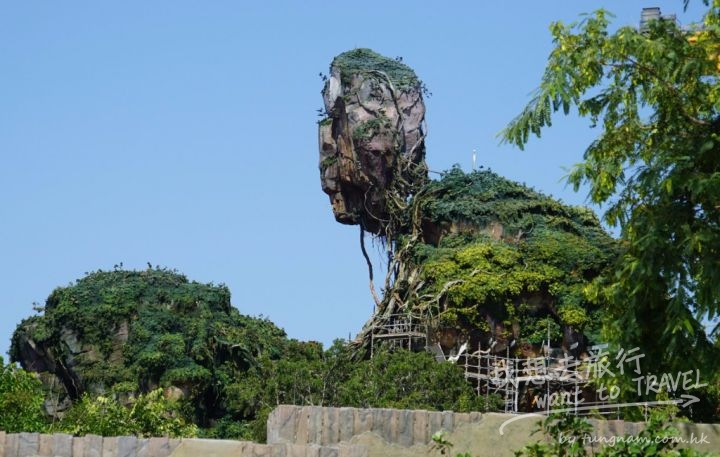 Floating_mountains_construction,_Pandora_–_The_World_of_Avatar